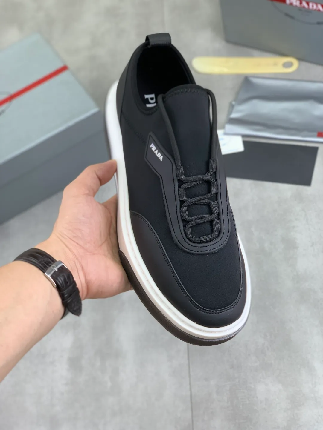 Men's shoes 💰P560💰[New style] popular models are on the official website, 🆘 Trendy brand (Prada) mainly promotes popular models, avant-garde and versatile fashion men's shoes private version mold opening, cowhide surface splicing 1:1.. Fashionable and simple, original imported cowhide lining cowhide feet; the atmosphere and personality are more fashionable, eye-catching and pursuing class. It will subvert the old idea and be a must-have for fashionistas with you! Must keep it for yourself! Tall and comfortable, large and low, high-end quality workmanship. Size: 38-44 3️⃣colors available.